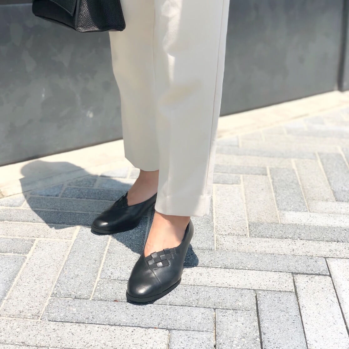 【330900】Vカットデザインパンプス