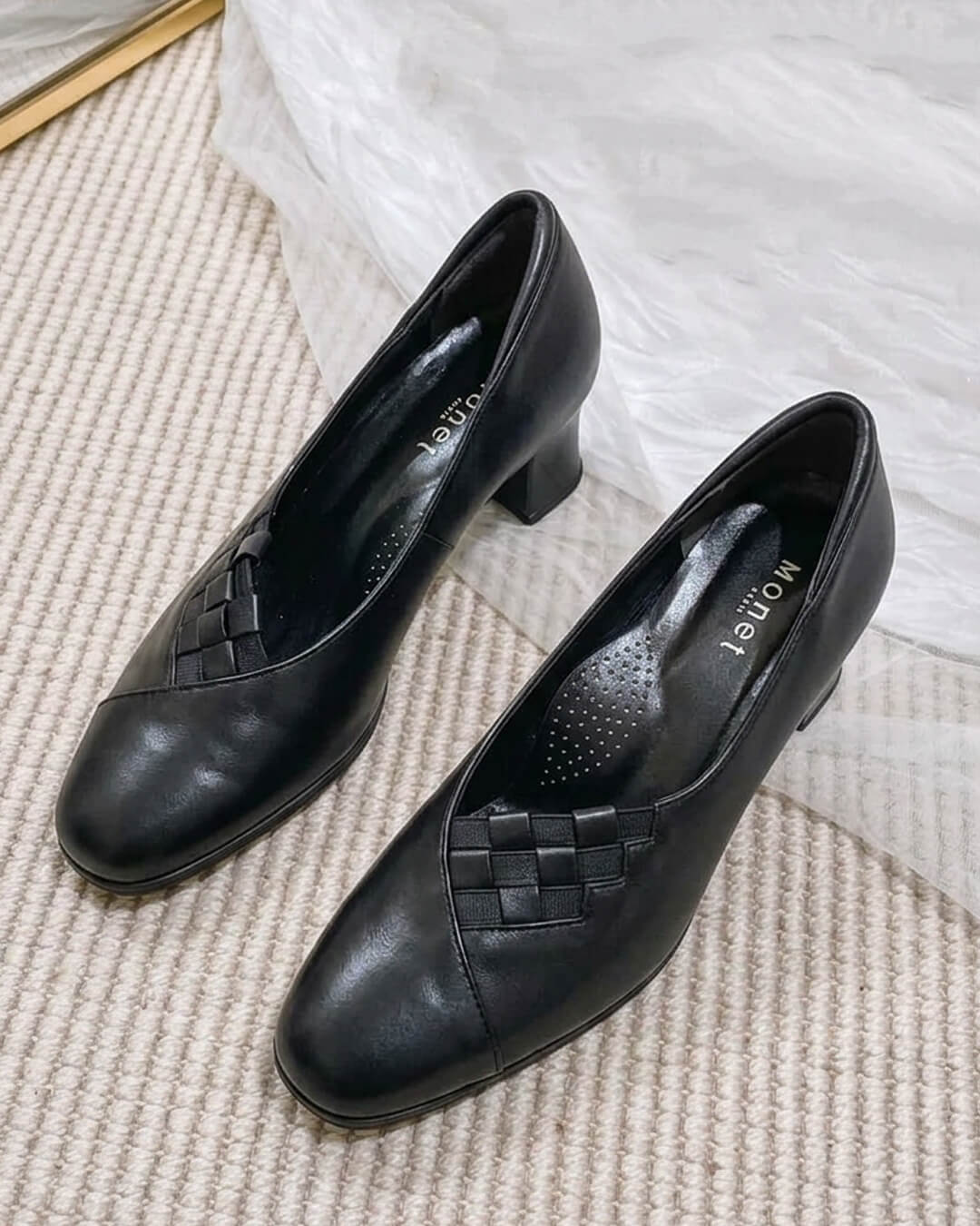 【330900】Vカットパンプス