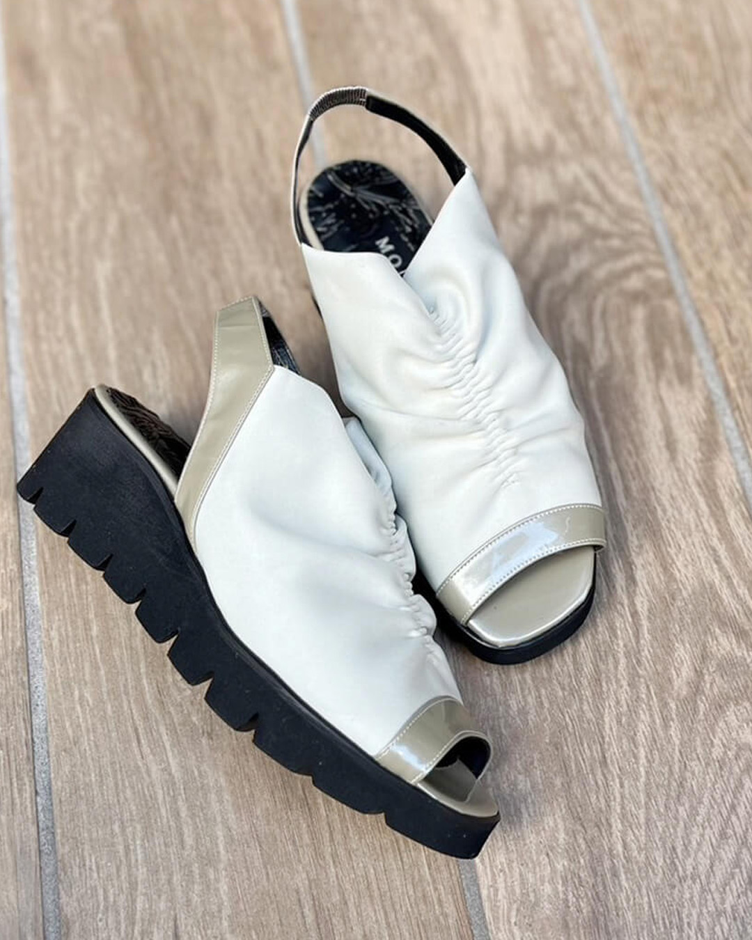 【332302】ストレッチサンダル