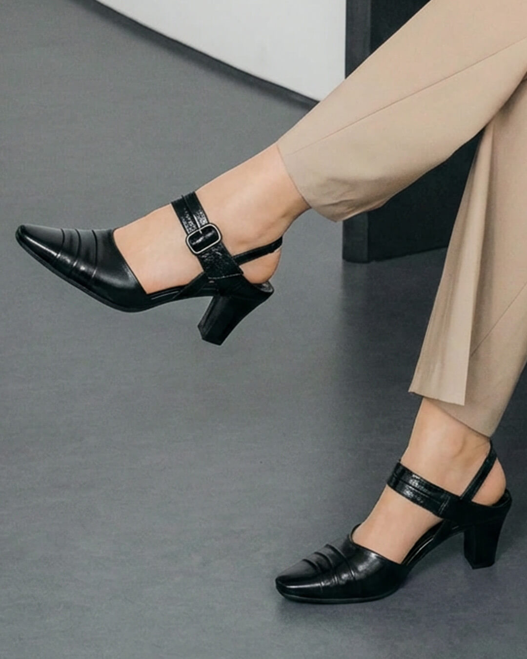 【881303】バックストラップパンプス