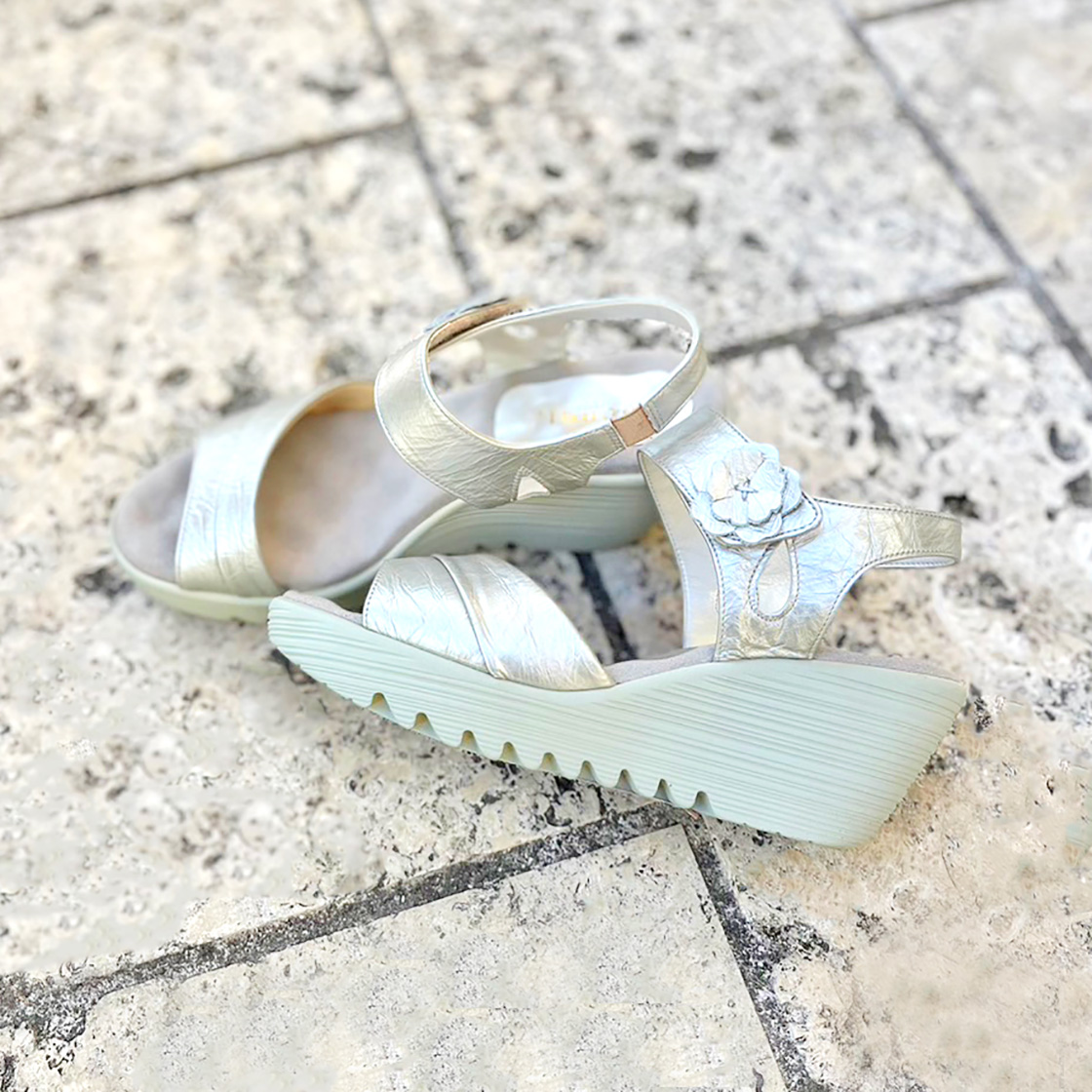 【882300】厚底ソフトレザーサンダル