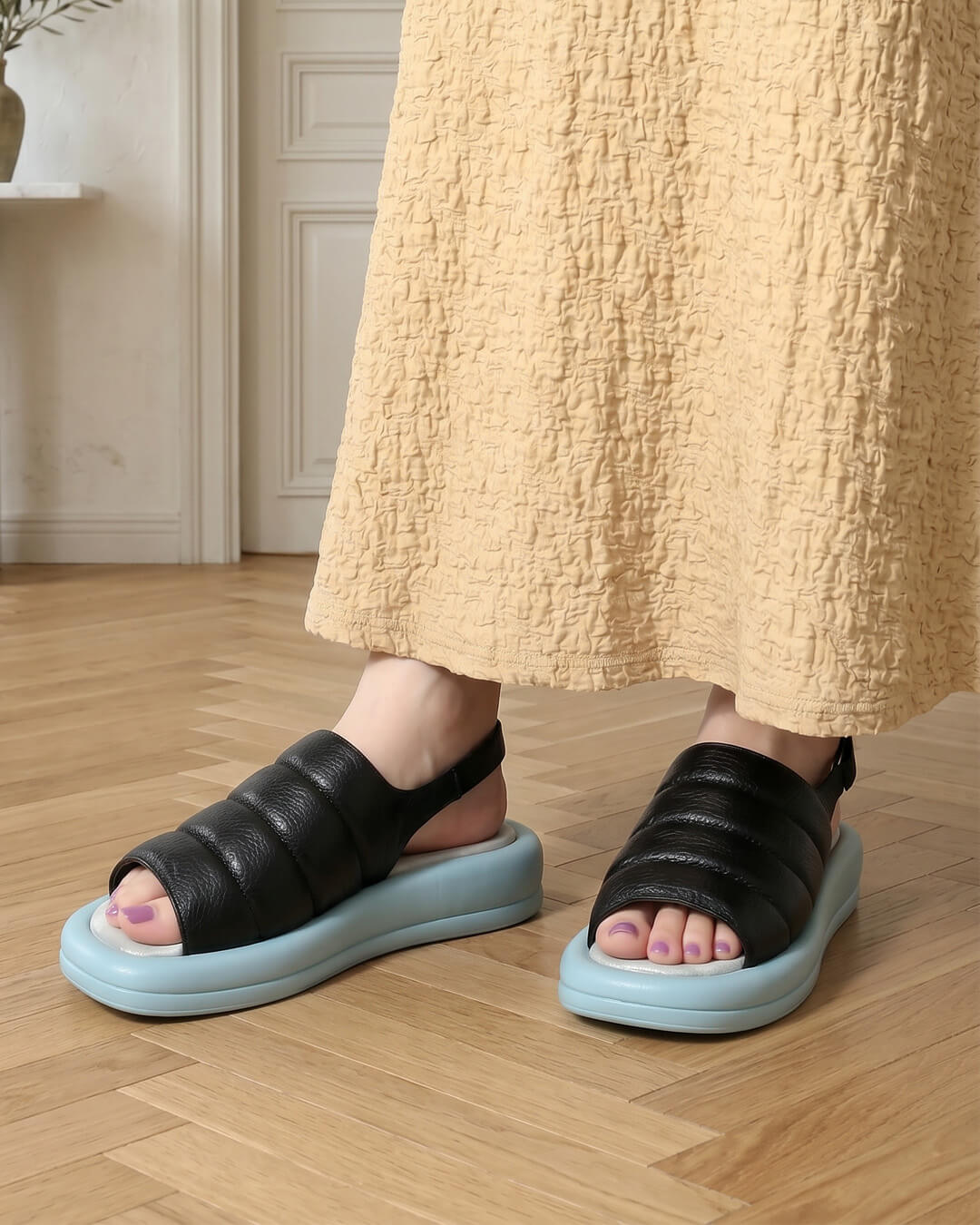 【882405】パデッドサンダル