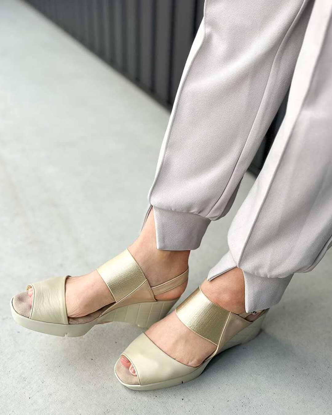 【882407】厚底ウェッジサンダル