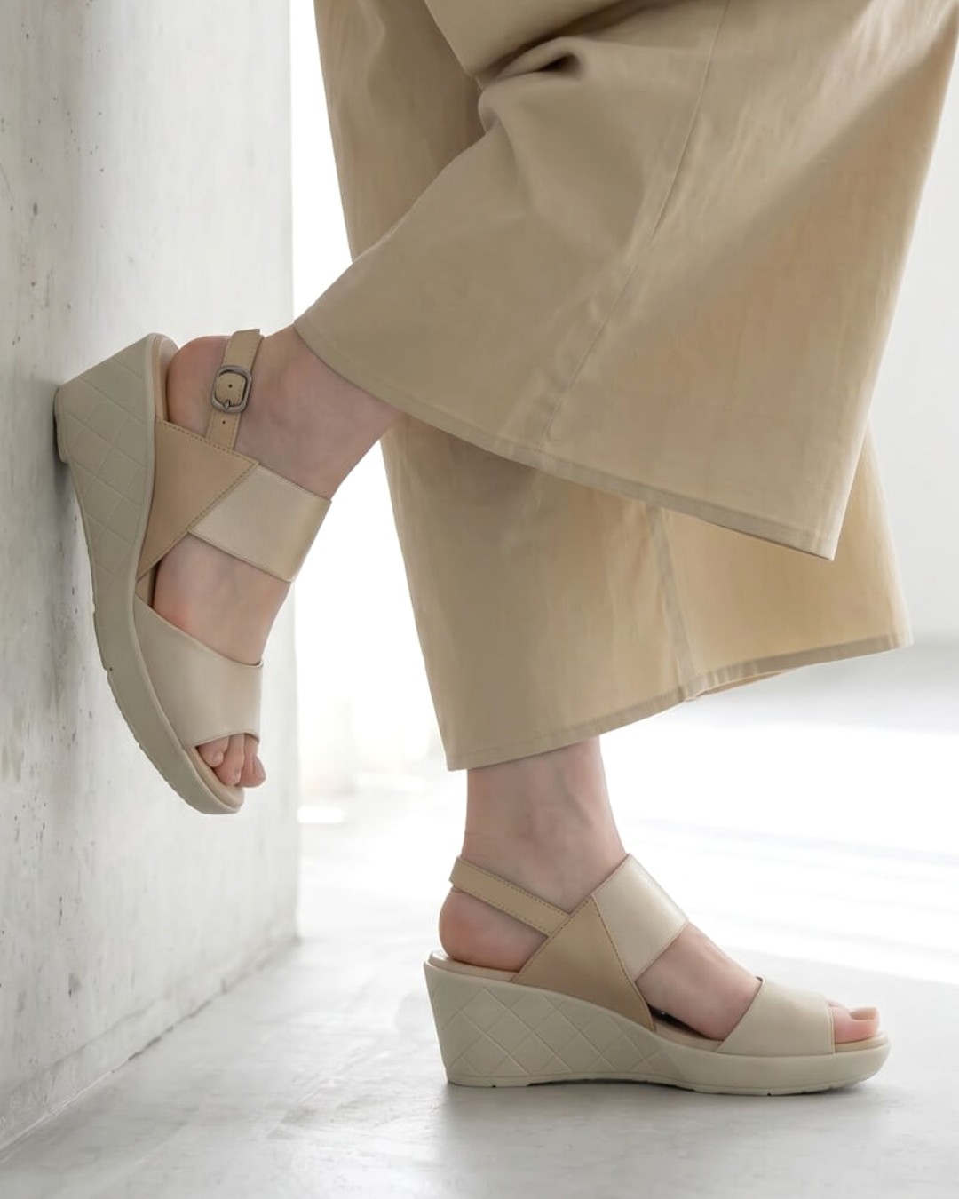 【882407】厚底ウェッジサンダル