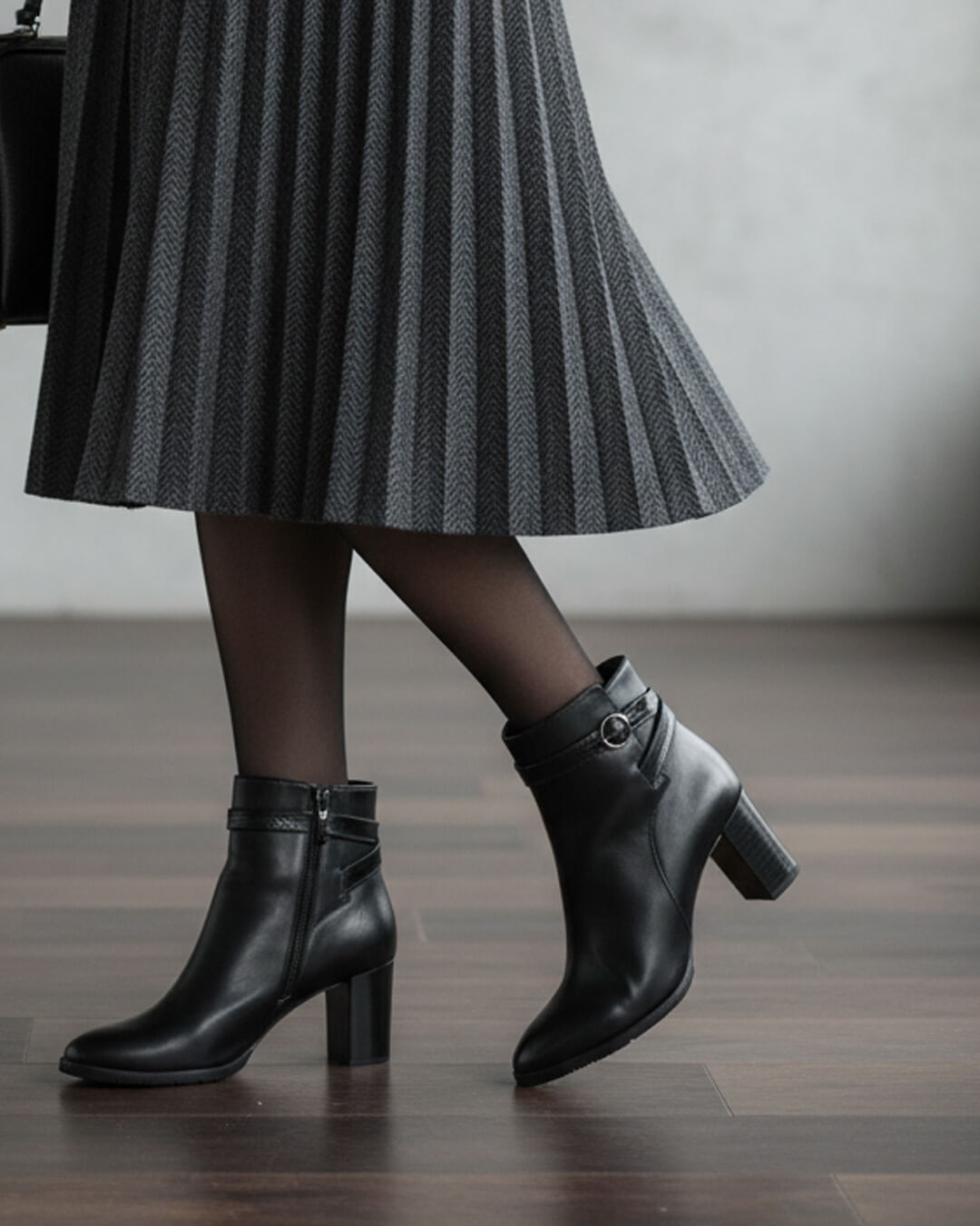 【213560】ベルトデザインショートブーツ