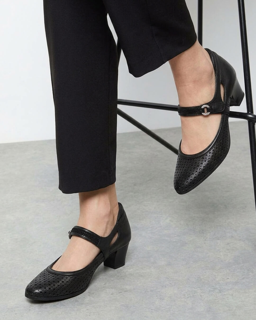 【241610】ストラップパンプス