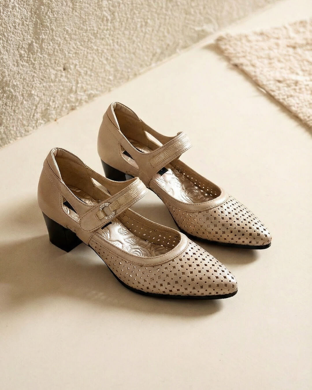 【241610】ストラップパンプス