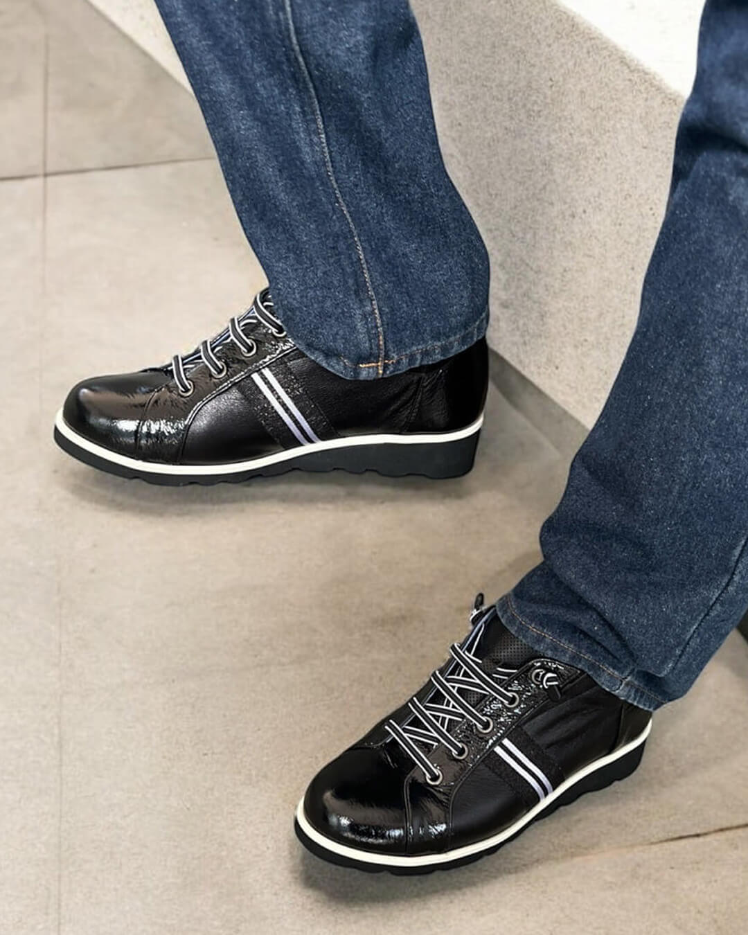 【243400】スタイリッシュスニーカー