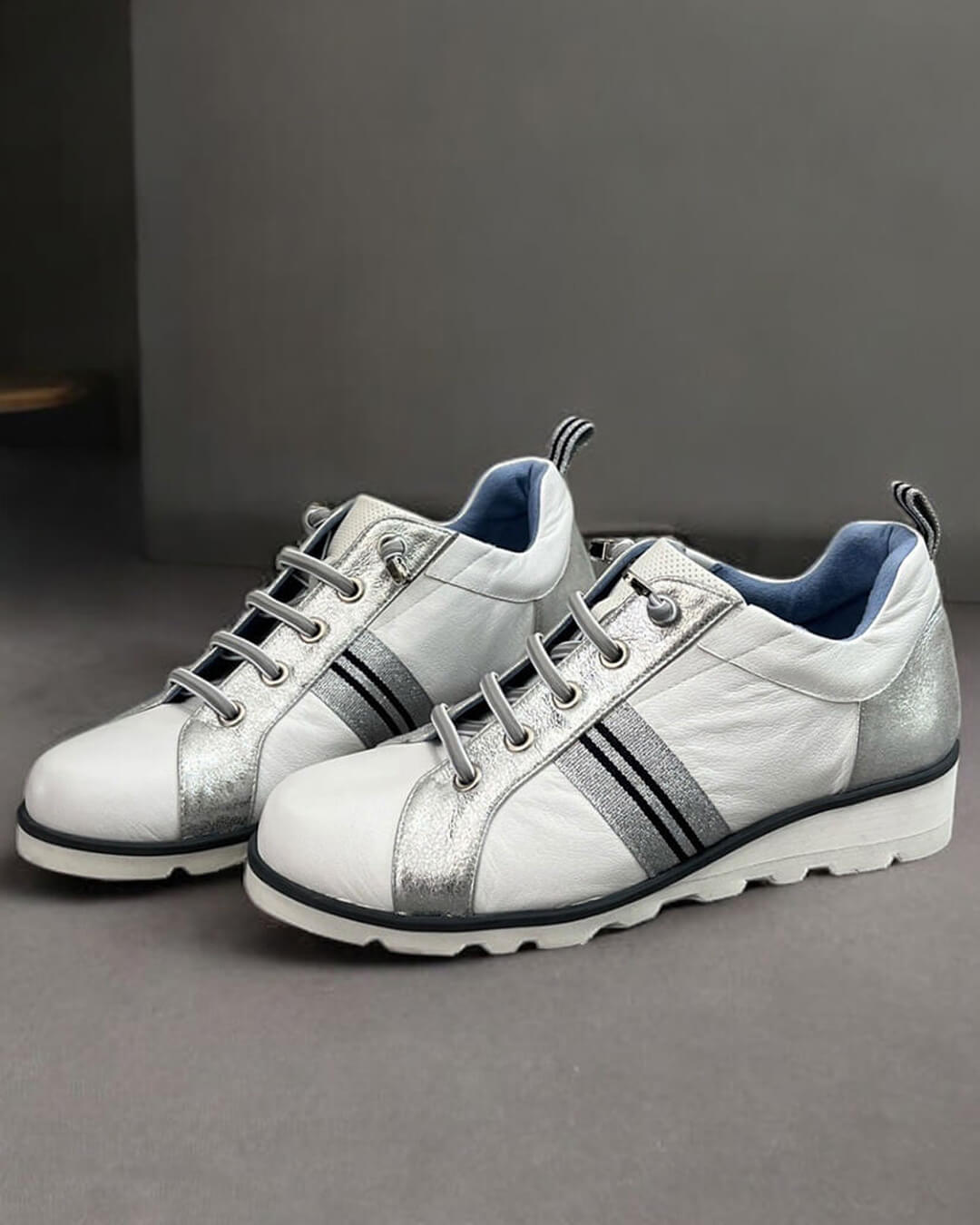 【243400】スタイリッシュスニーカー