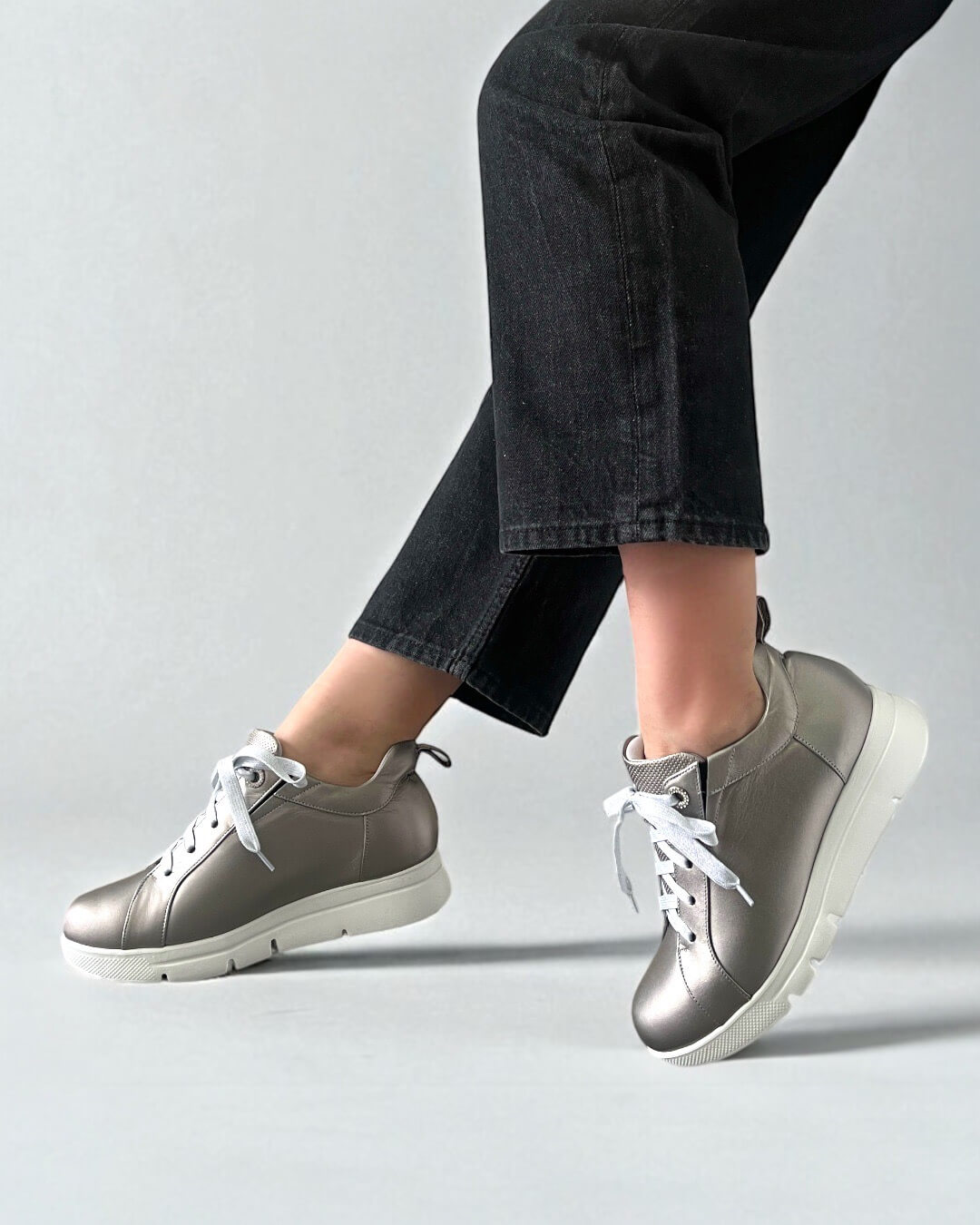 【243403】厚底軽量スニーカー