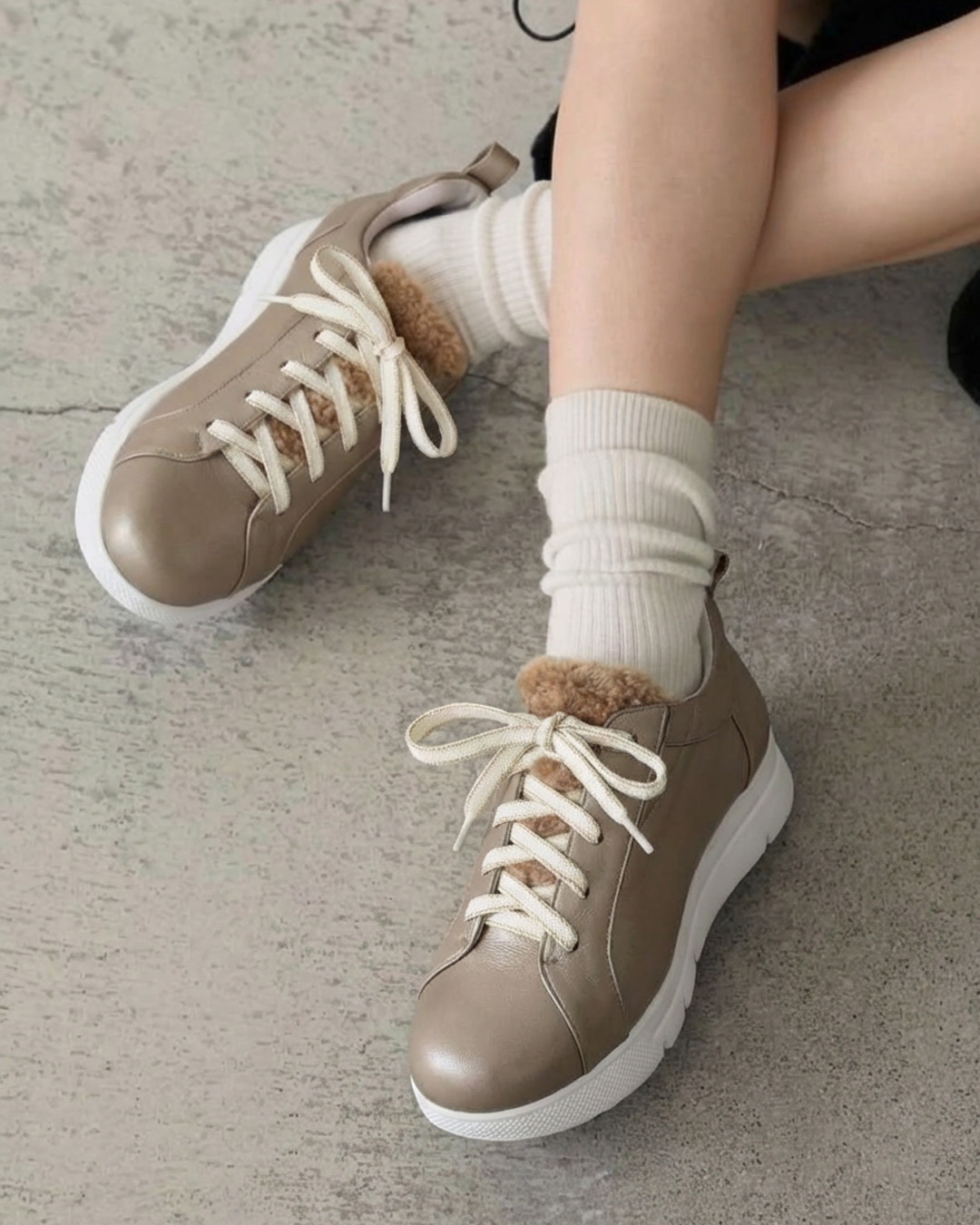 【243531】軽量ソールボアスニーカー