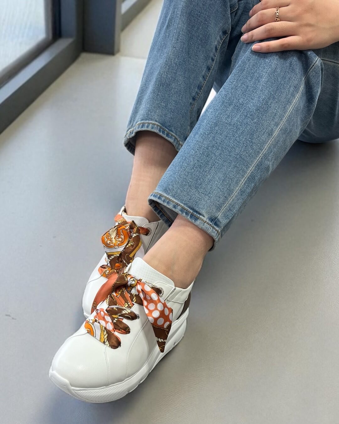 【243533】スカーフリボンスニーカー