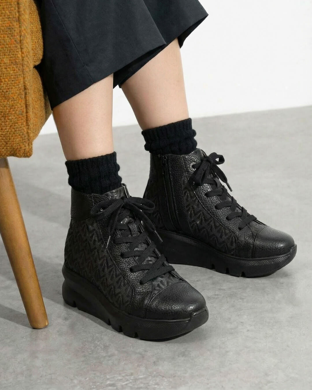 【243534】ハイカットスニーカー