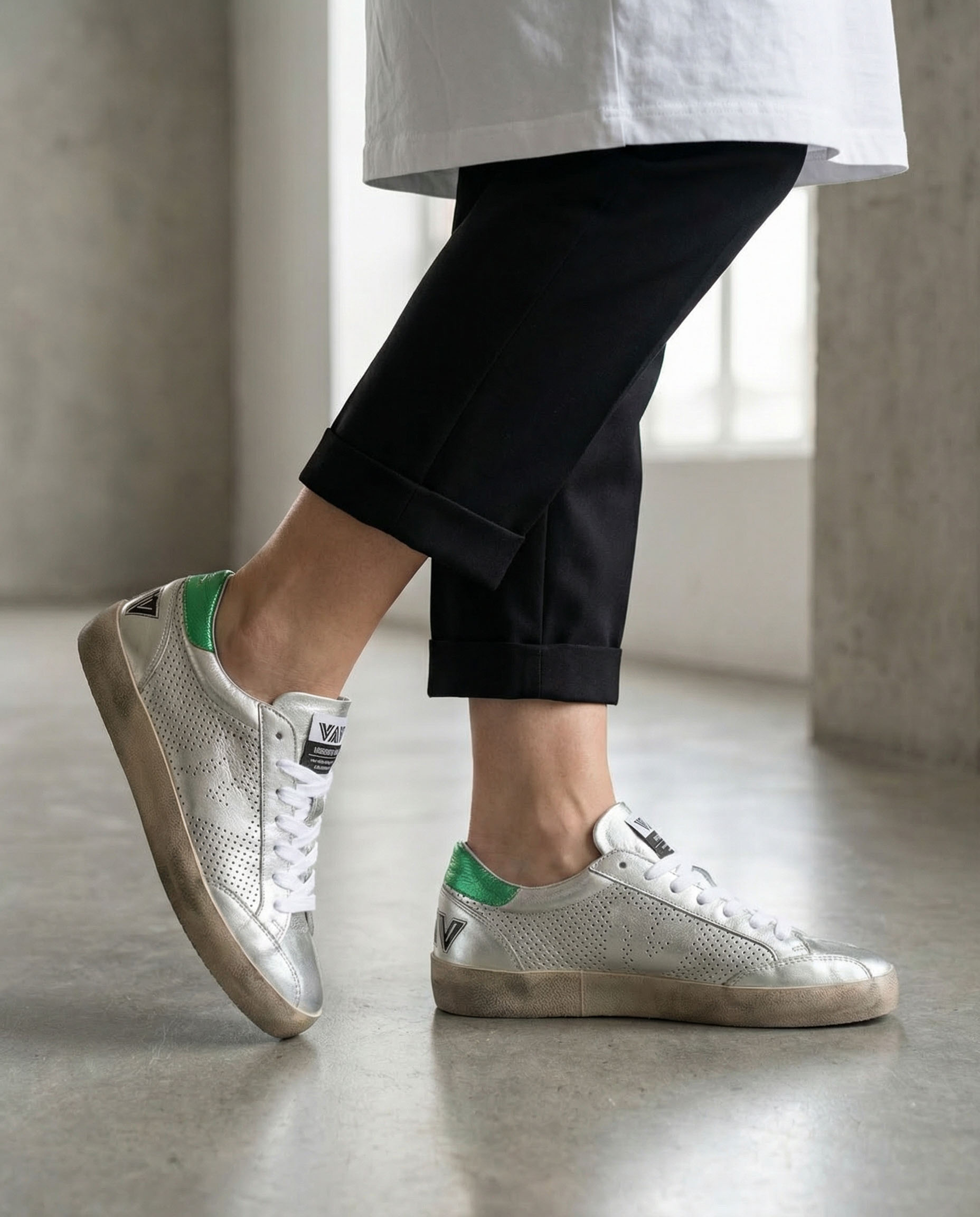 【90011】メタリックスニーカー