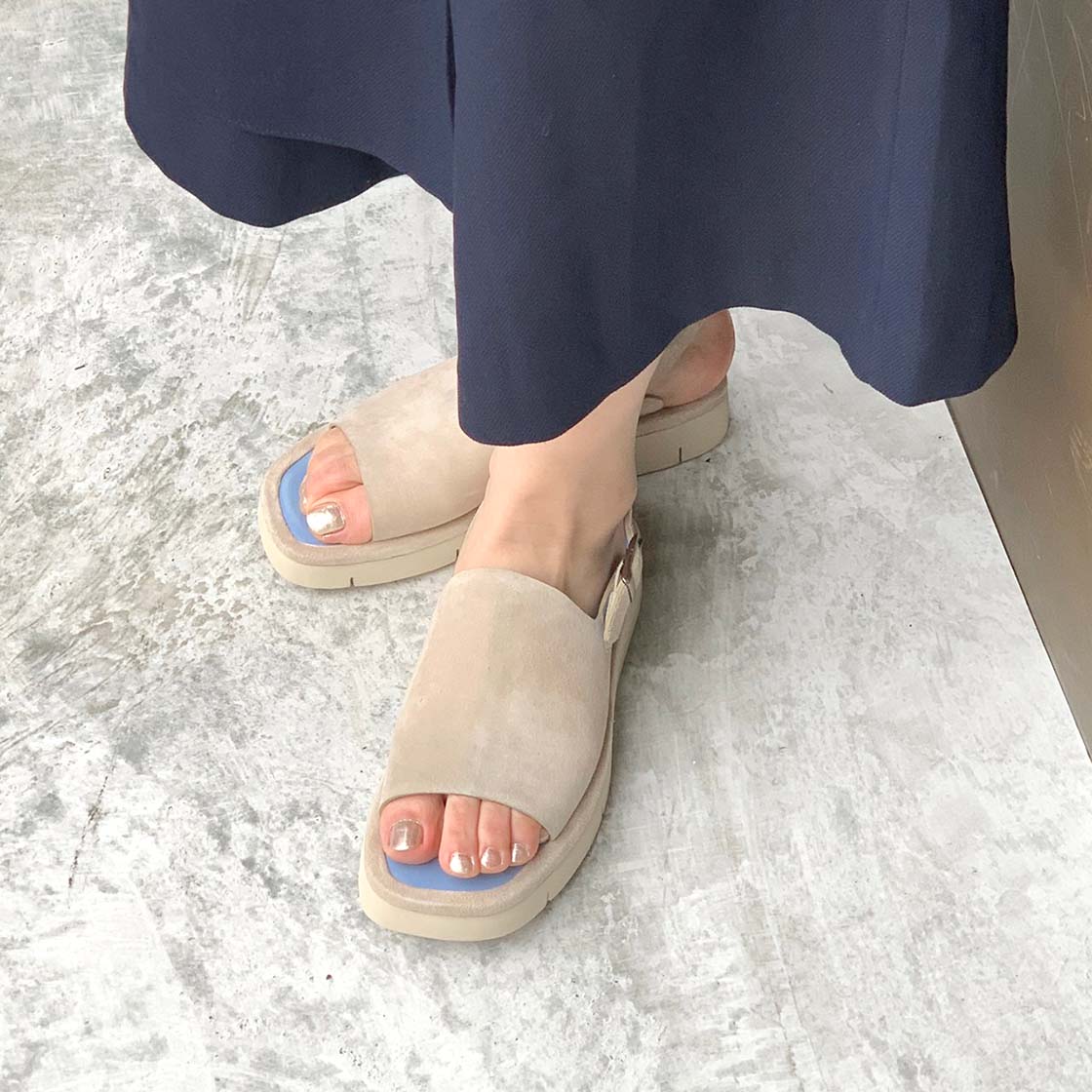 ベージュ