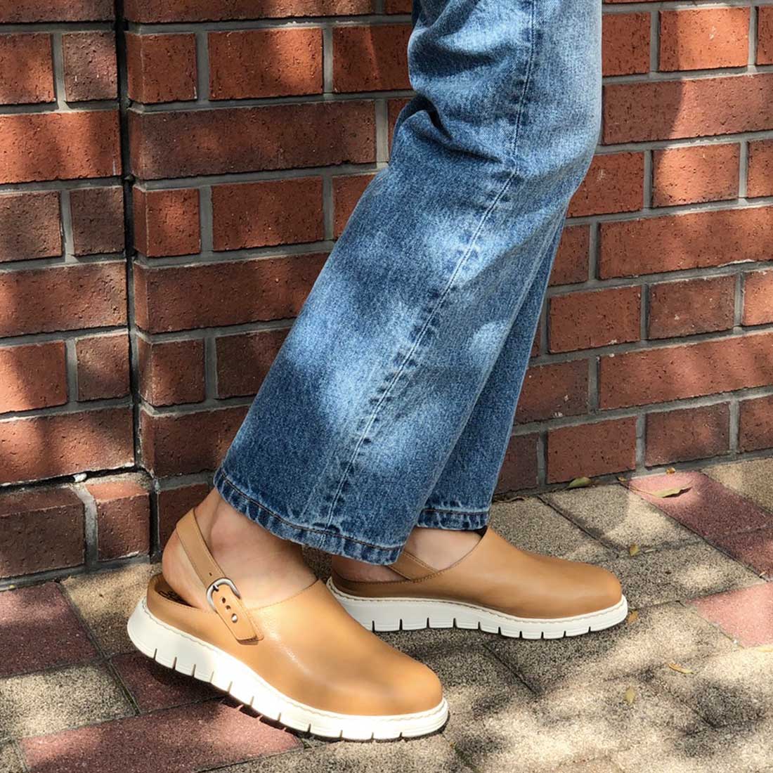 ベージュ