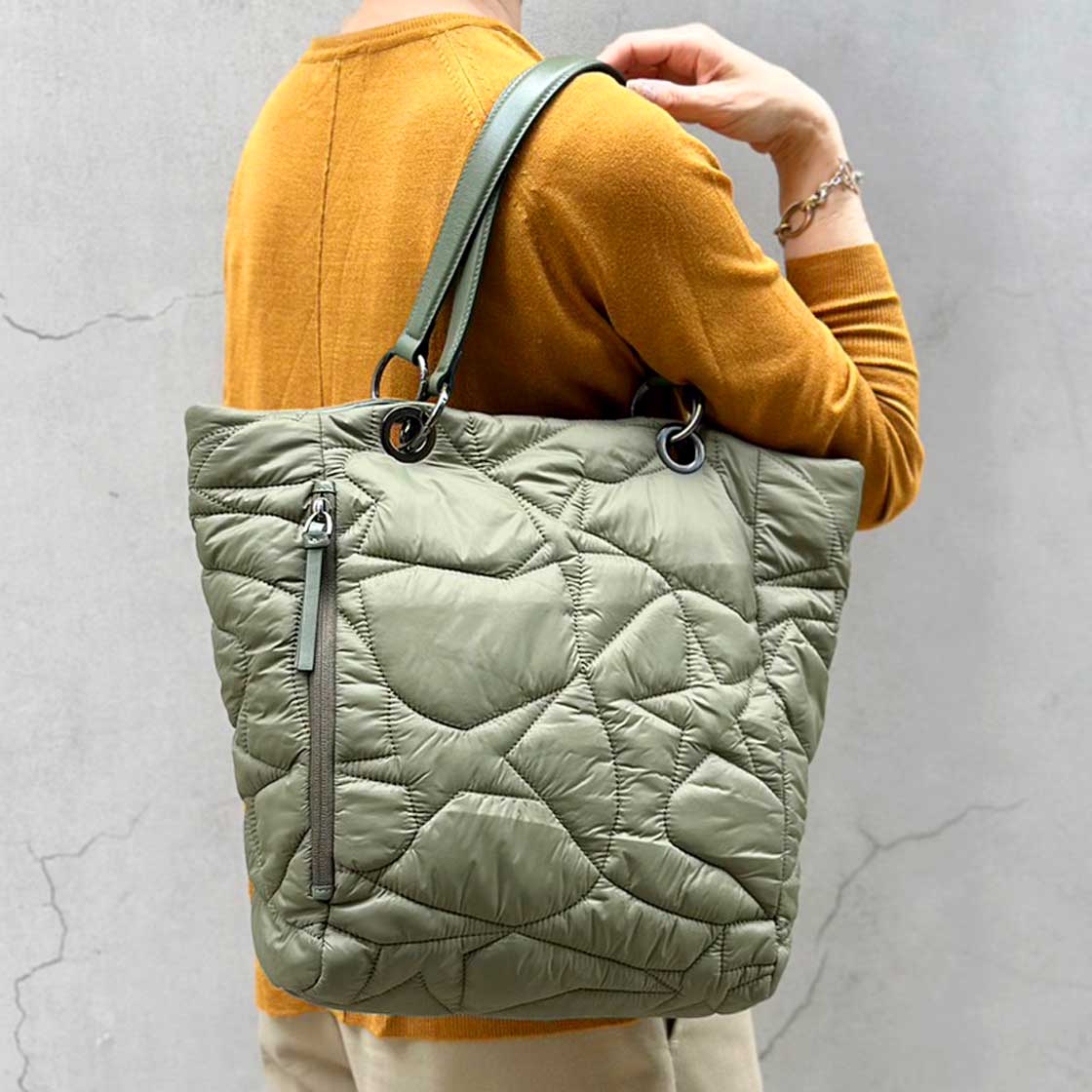 【QUILTED TOTE】ナイロントートバッグ