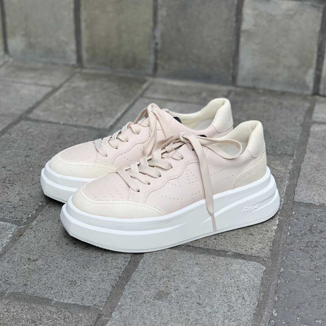 ベージュ