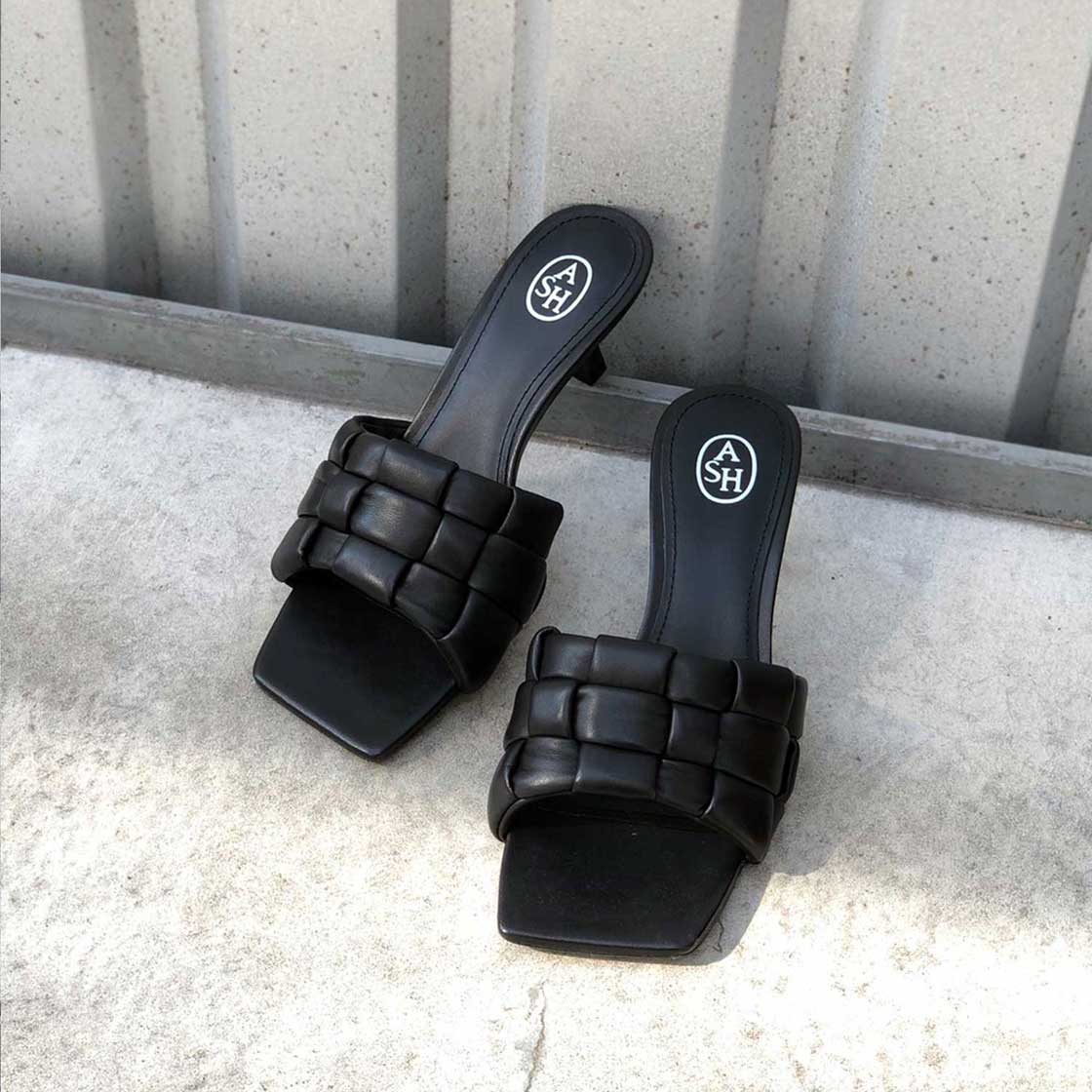 ブラック