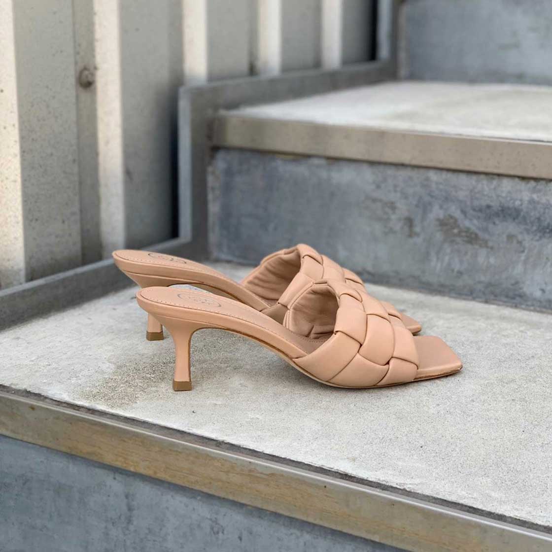 ベージュ