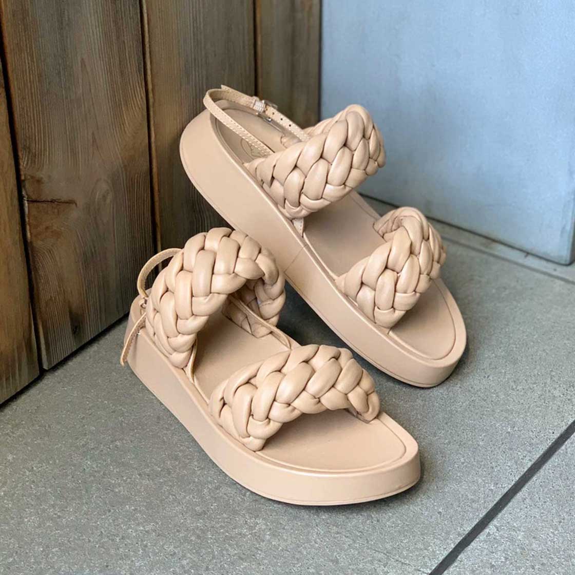 ベージュ