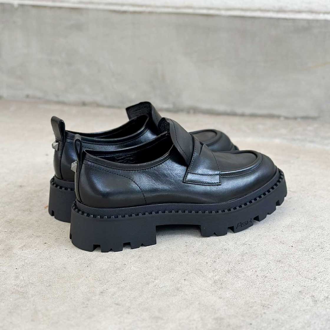 ブラック
