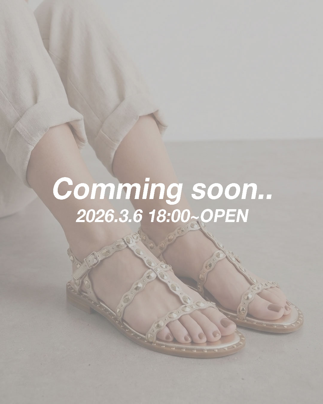 【PLUS】スタッズサンダル