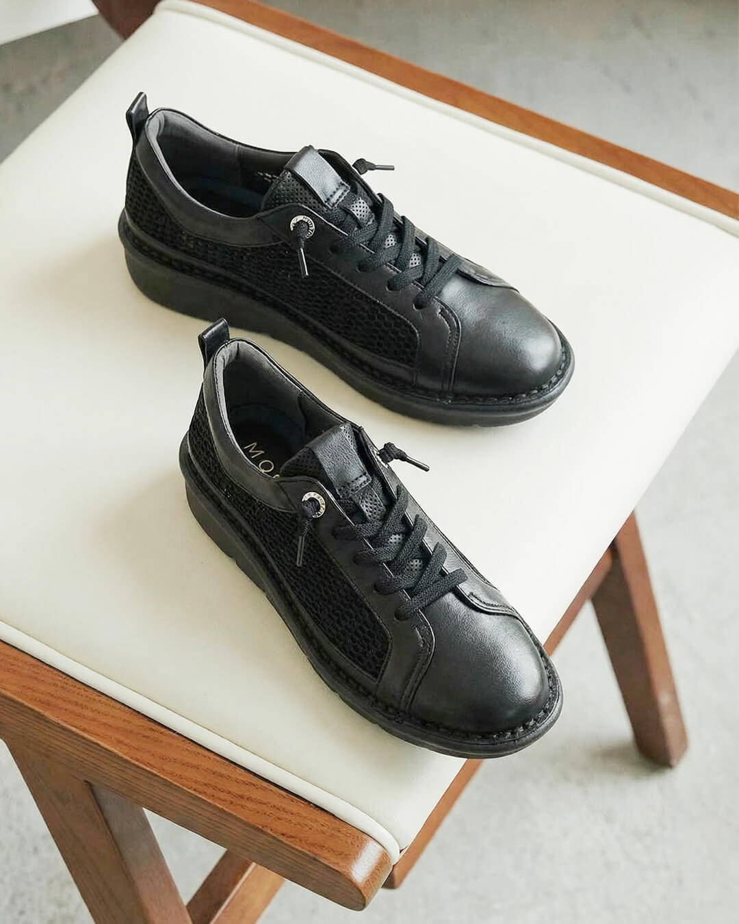 【881632】メッシュスニーカー