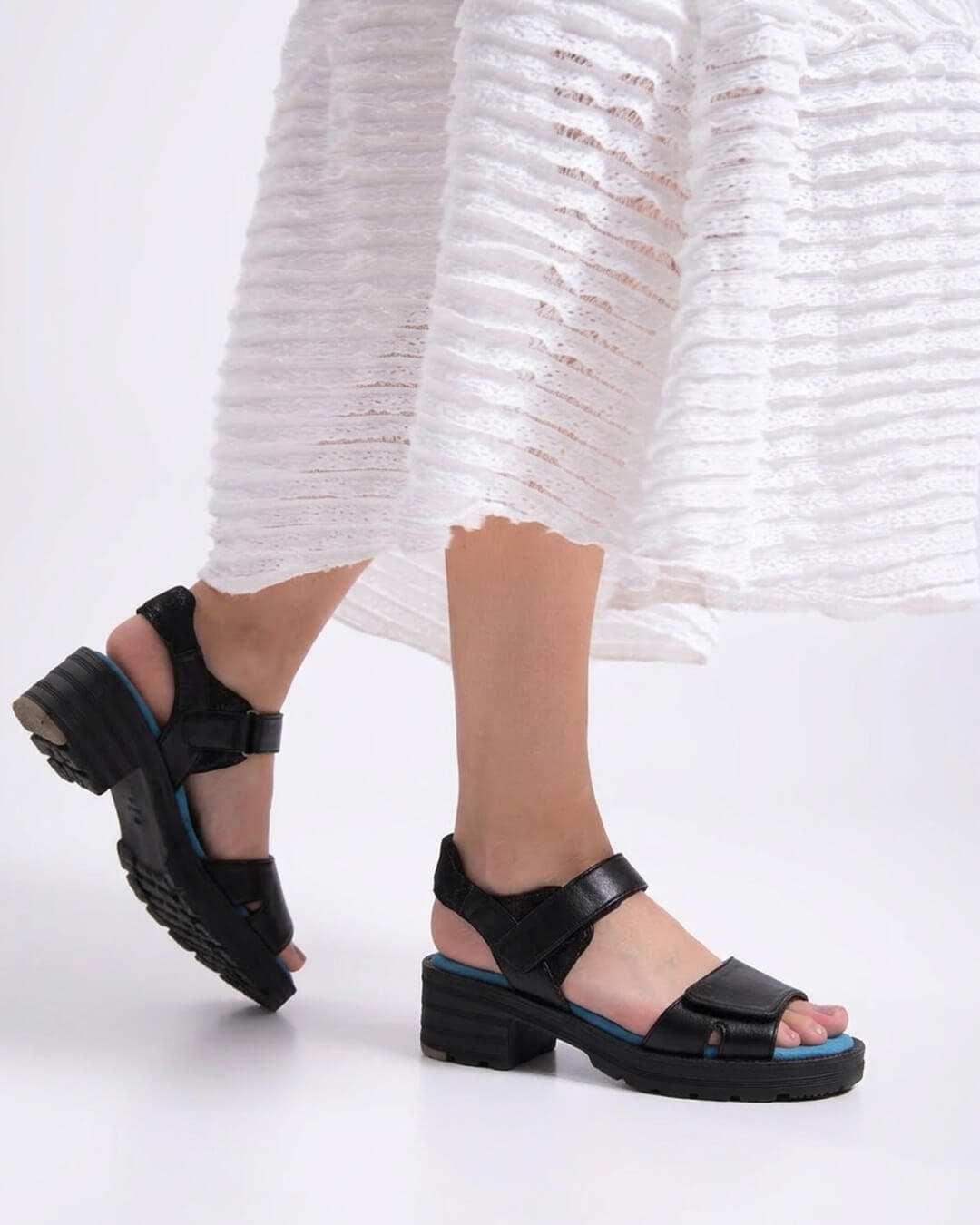 【881657】ソフトレザーサンダル