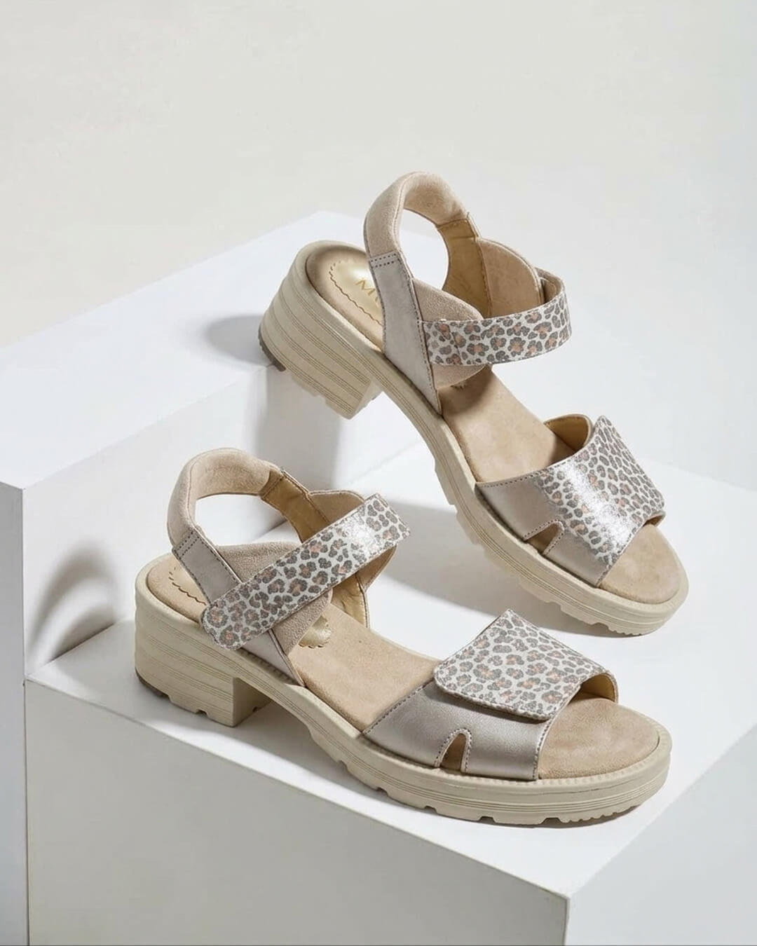 【881657】ソフトレザーサンダル