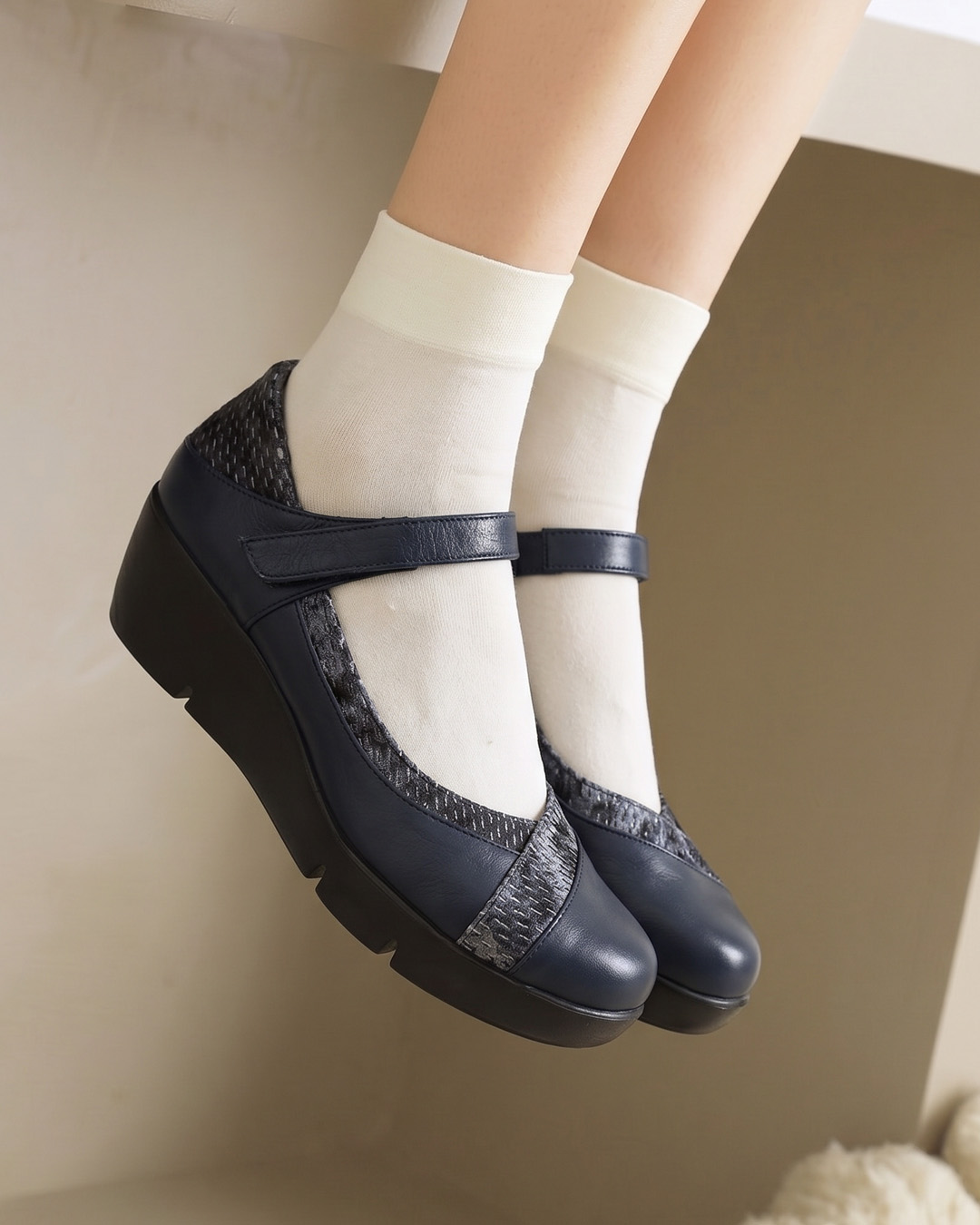 【883511】ストラップパンプス
