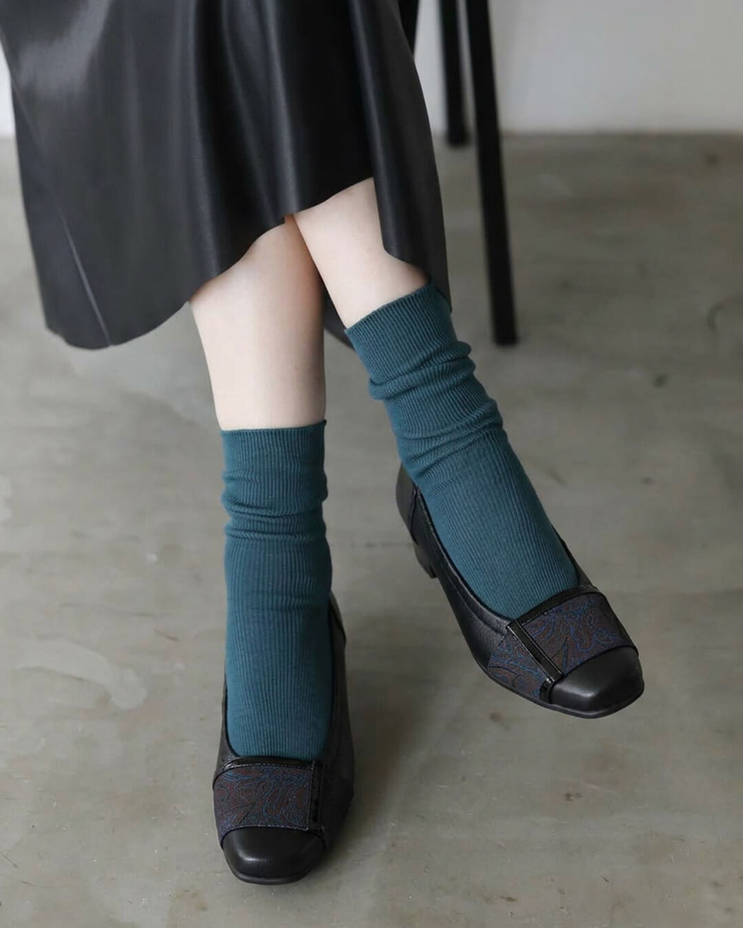 【883610】バックルパンプス